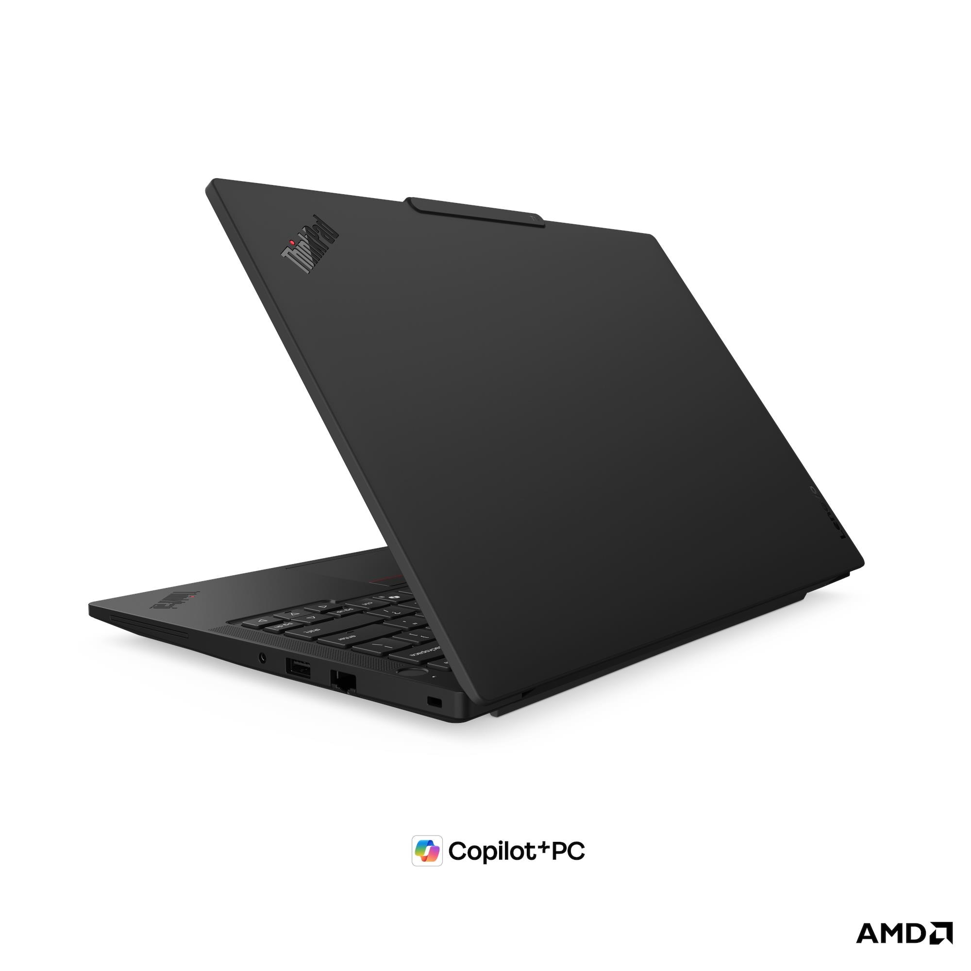 Laptop nero con logo ThinkPad, aperto, mostra tastiera e porte.