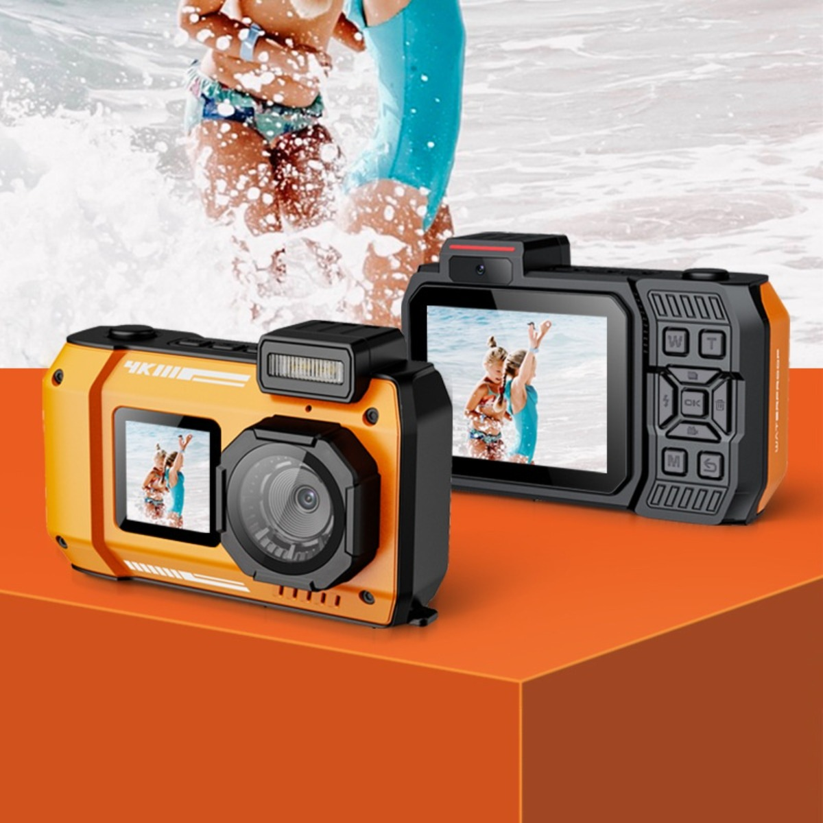 Zwei orange-schwarze wasserdichte Kameras zeigen spielende Kinder im Meer.