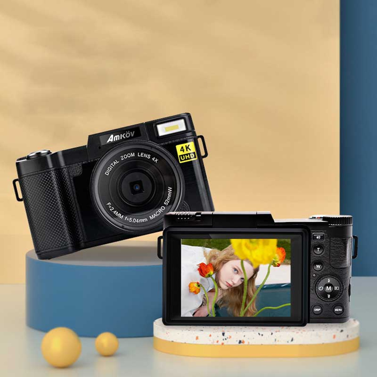 Zwei schwarze Kameras auf bunten Podesten, eine mit 4K UHD-Aufdruck.