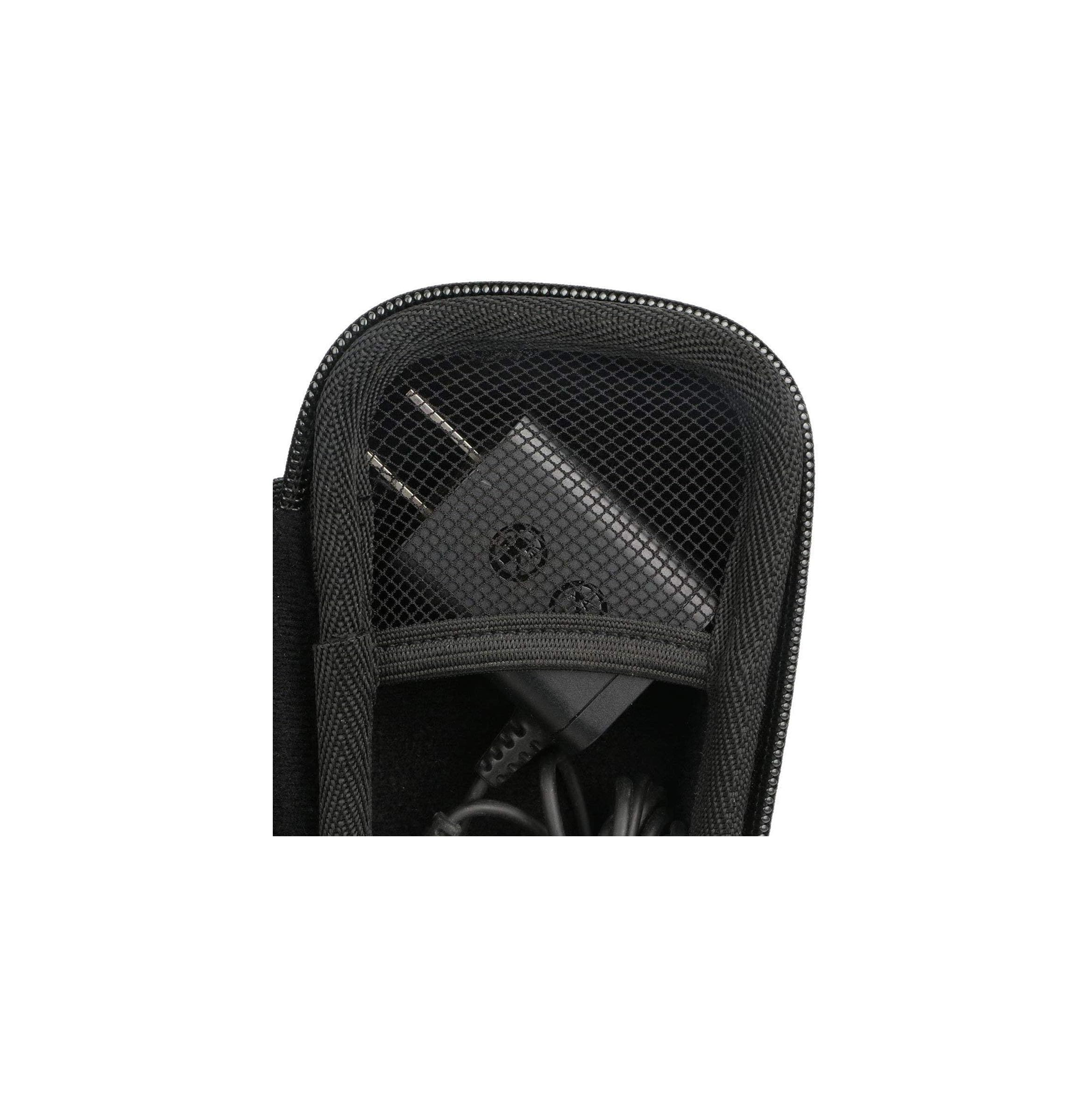 Schwarzes Ladekabel und Netzteil in einer schwarzen Tasche mit Netzoberfläche.