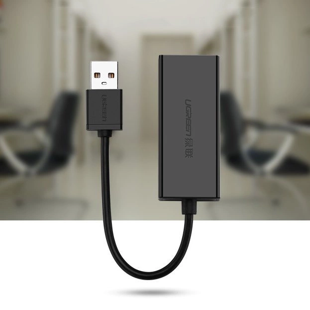 Un cavo adattatore da USB a Ethernet nero è mostrato su uno sfondo sfocato.