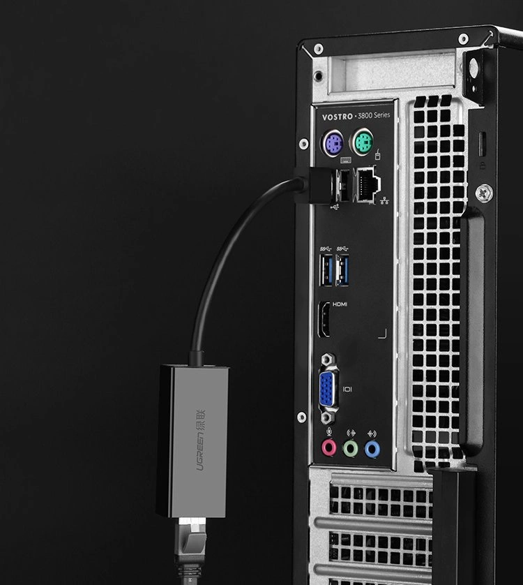 Adattatore grigio collegato alla porta USB del pannello posteriore del computer Vostro 3800.