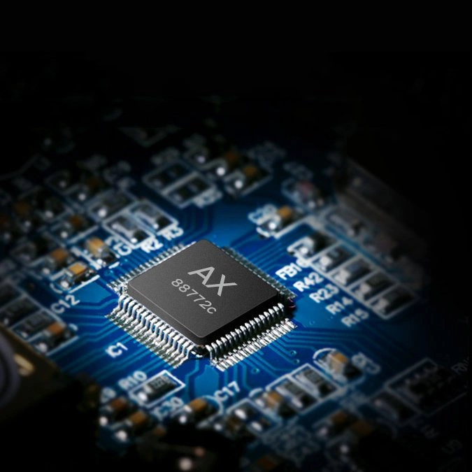 Un chip nero con etichetta AX 88772c su un circuito stampato blu.