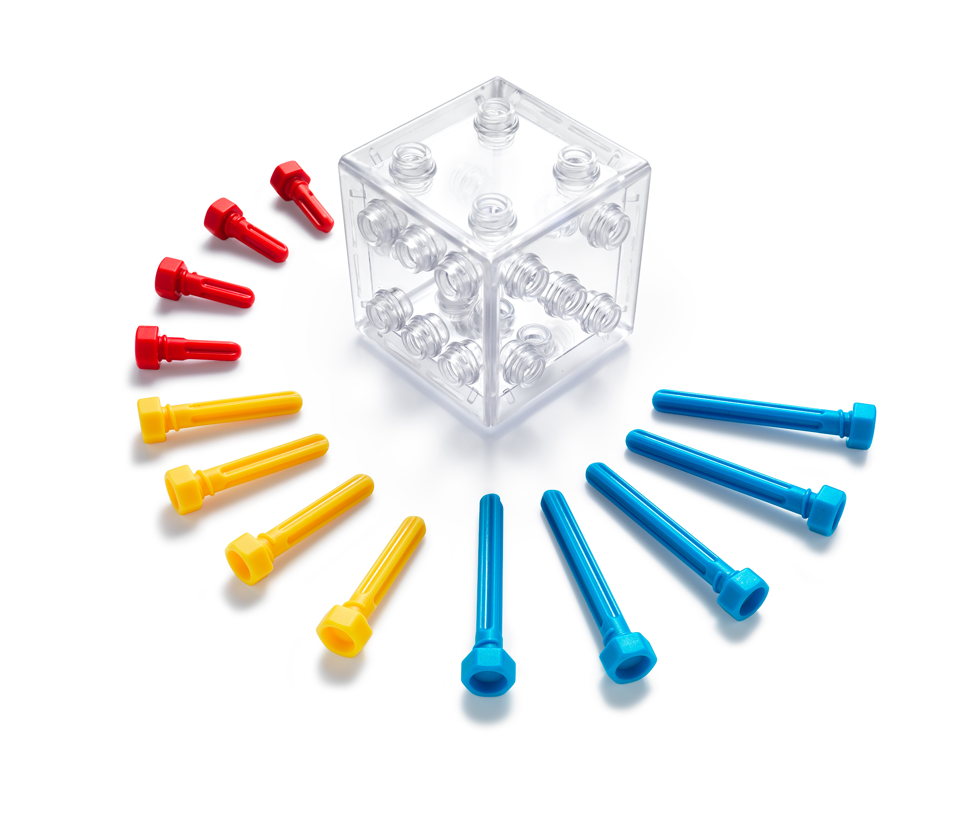 Un cube transparent avec des pions rouges, jaunes et bleus en demi-cercle.