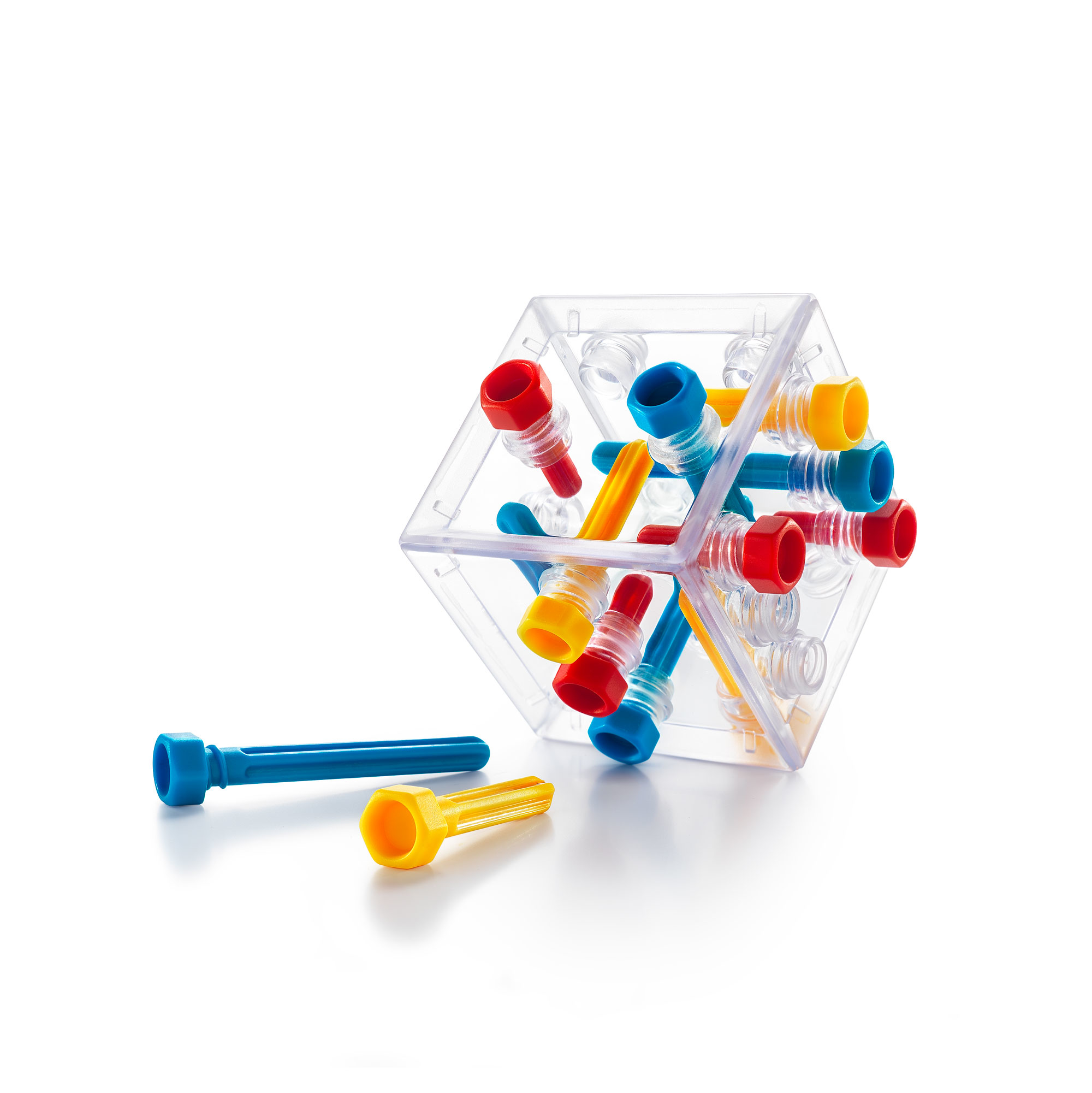 Un jouet géométrique transparent avec des chevilles et des tiges colorées (rouge, bleu, jaune).