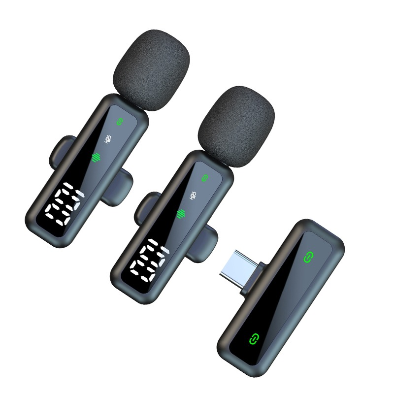 Drei schwarze Ansteckmikrofone mit digitalen Displays und USB-C-Anschluss.