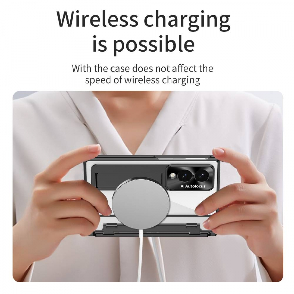 Person hält Handy mit Lade-Pad und Kabel. Kabelloses Laden möglich.