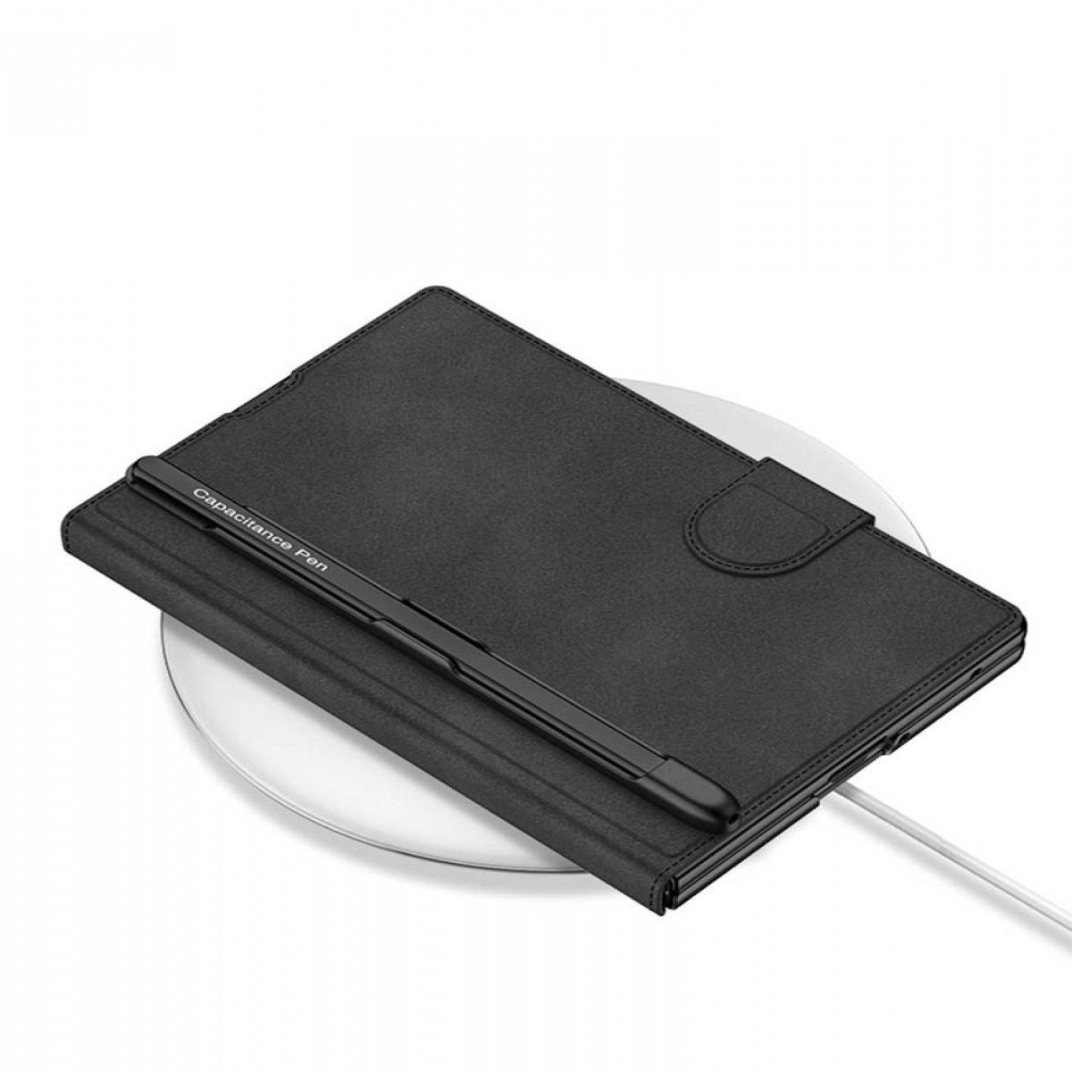 Ein schwarzes Tablet mit Stifthalter und Ladekabel, auf einer weißen Ladeschale.