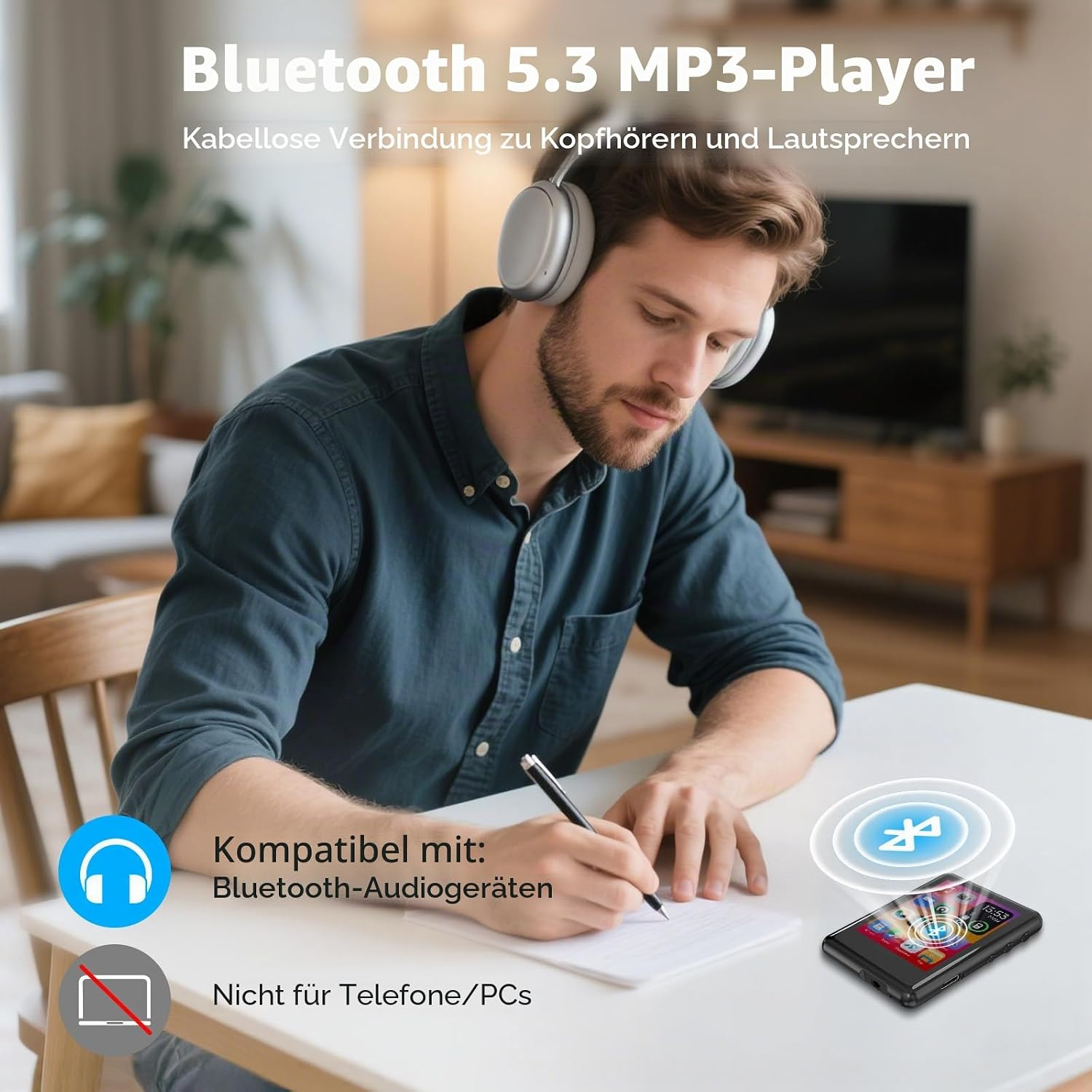 Mann mit Kopfhörern schreibt, MP3-Player mit Bluetooth-Symbol auf Tisch.