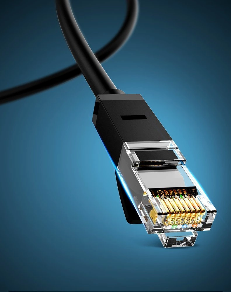 Czarny kabel Ethernet z przezroczystą wtyczką RJ45 świecącą na niebieskim tle.