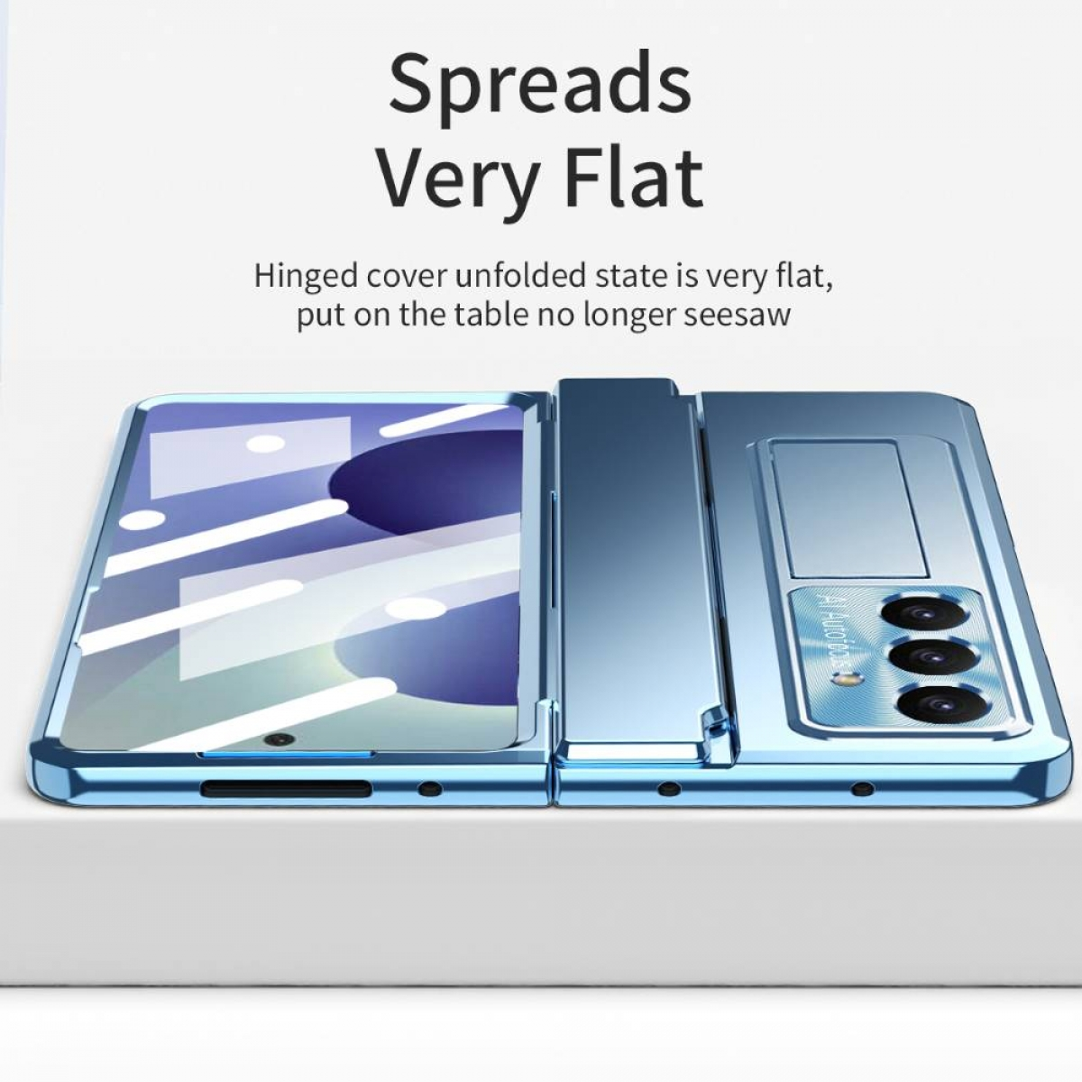 Ein aufgeklapptes blaues Smartphone liegt flach auf einer weißen Oberfläche.
