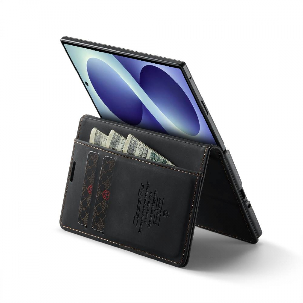 Eine schwarze Leder-Tablethülle mit Kreditkartenfächern und Bargeld, die ein Tablet mit einem blau-weißen abstrakten Bild hält.