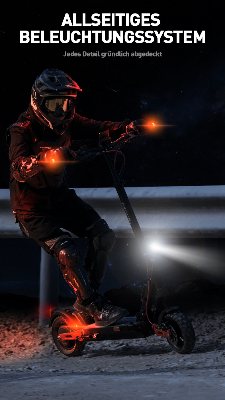 Ein Fahrer auf einem E-Scooter mit beleuchteten Lichtern bei Nacht.