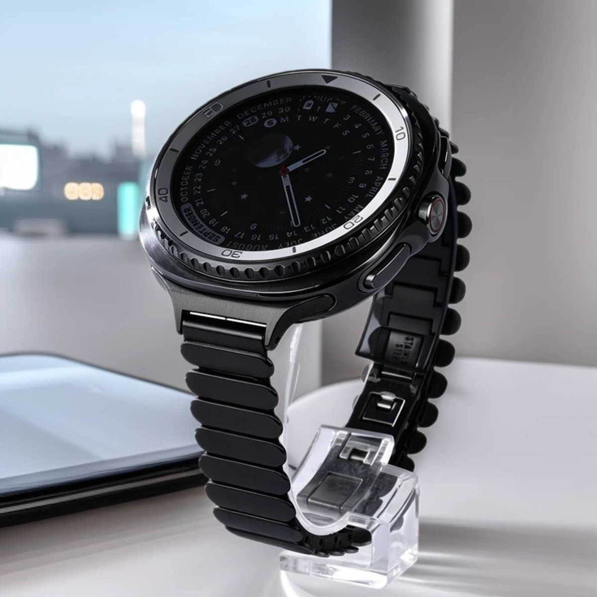 Schwarze Smartwatch mit Metallarmband auf einem Displayständer.