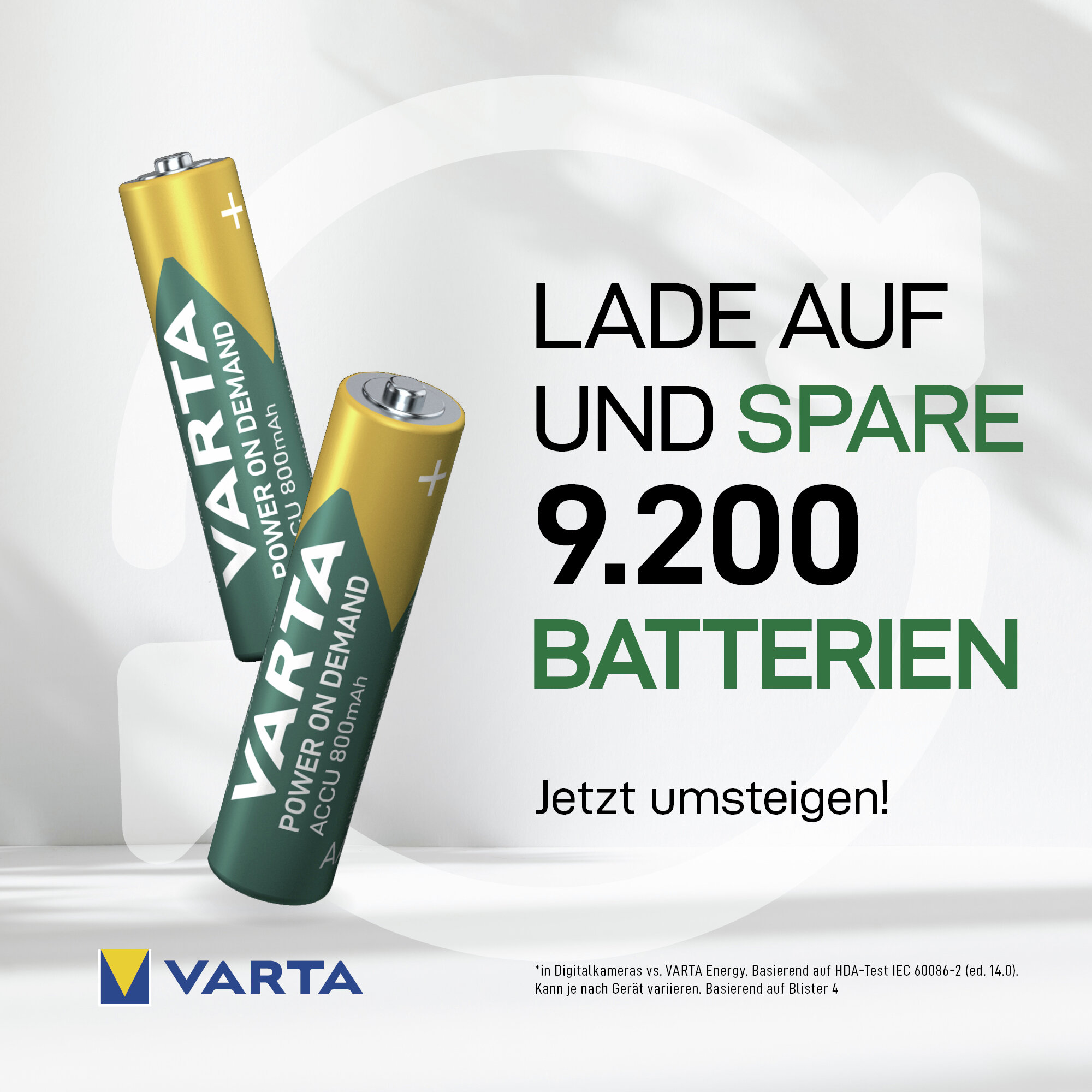Zwei Varta Akkus mit goldener Oberseite und grünem Körper auf weißem Grund.