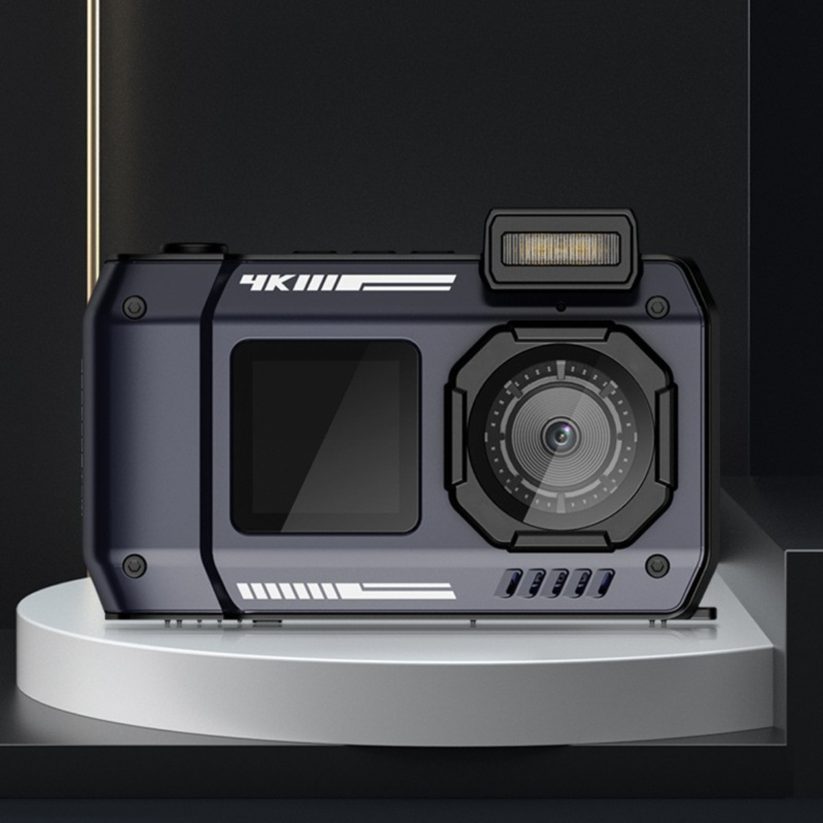 Eine dunkelblaue 4K-Kamera mit Blitz steht auf einem weißen Sockel vor dunklem Hintergrund.