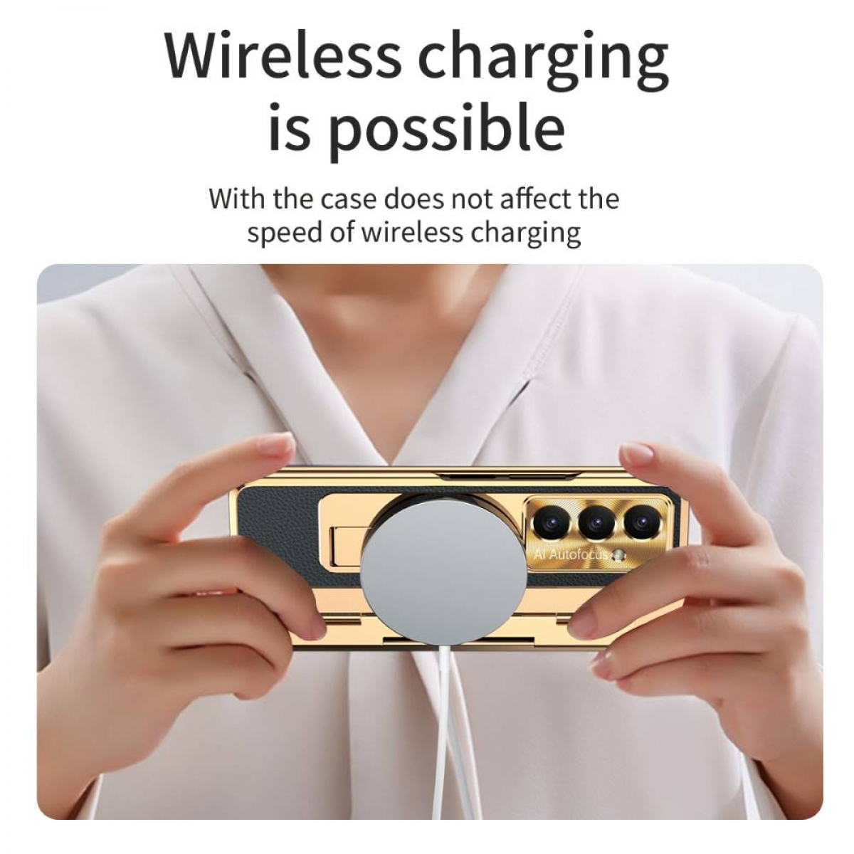 Eine Person hält ein goldfarbenes Handy mit einer runden Ladestation.