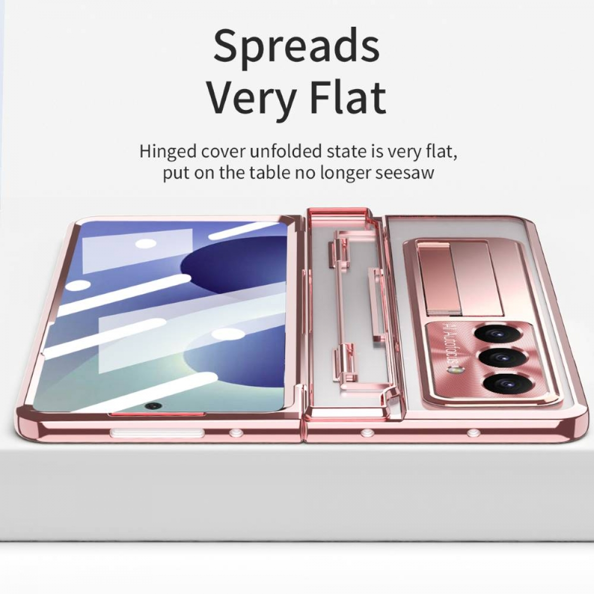 Ein aufgeklapptes rosa Handy mit drei Kameras liegt flach auf einer weißen Oberfläche.
