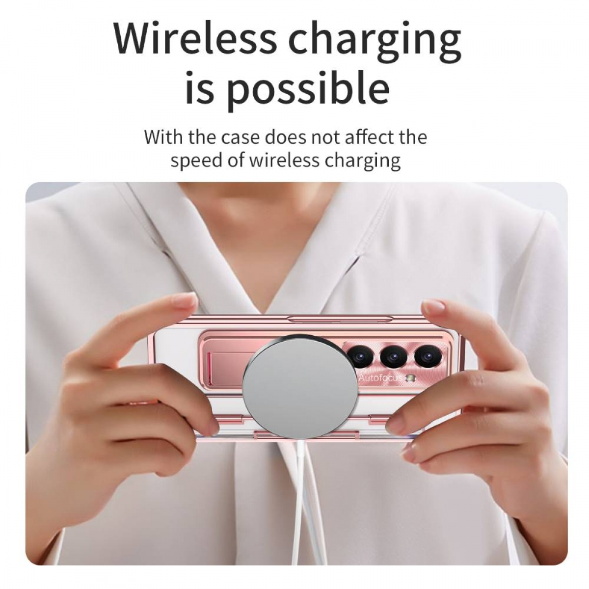 Eine Person hält ein rosafarbenes Smartphone mit einer runden magnetischen Ladeplatte.