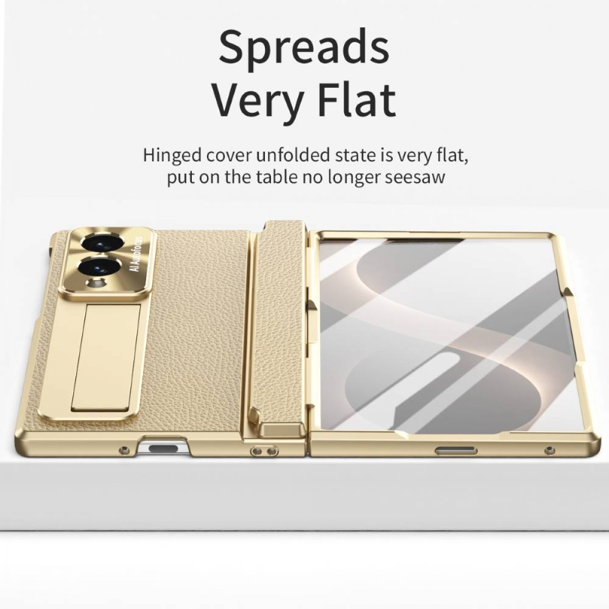 Goldfarbenes Klapphandy mit integriertem Ständer, flach liegend auf Tisch.