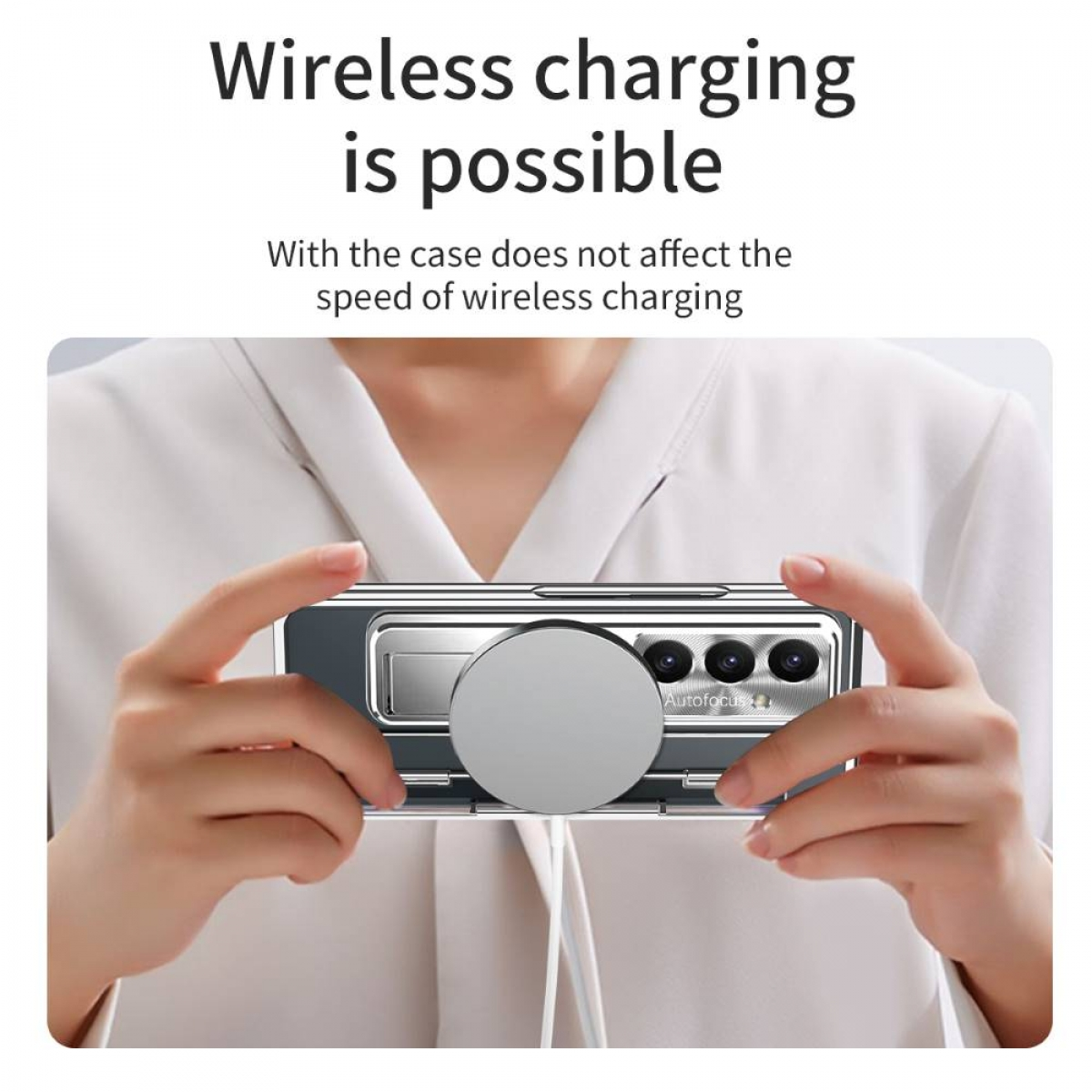Eine Person hält ein Smartphone mit Ladefunktion und Kamera.