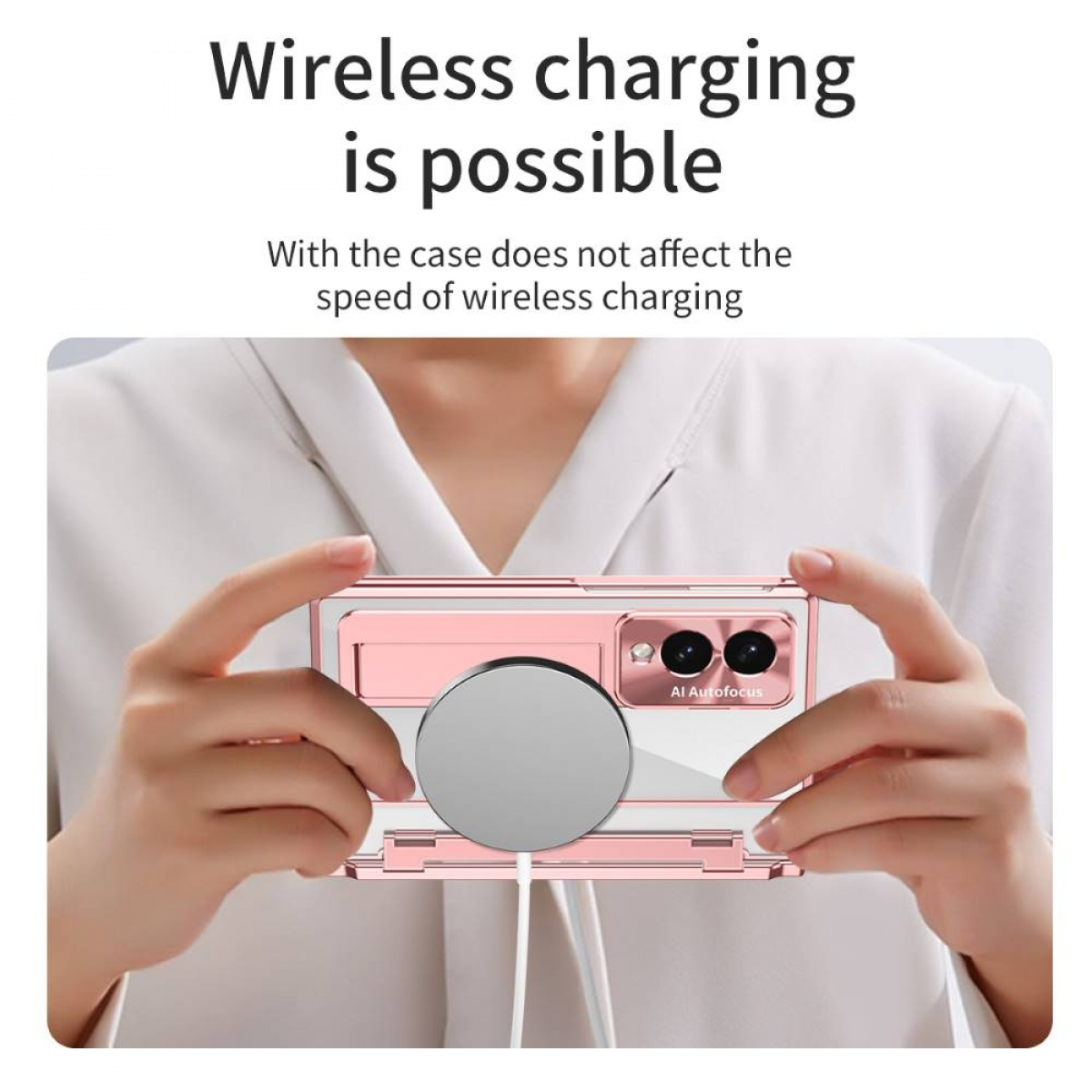 Eine Person hält ein rosa Handy mit kabelloser Ladefunktion und Stativ.