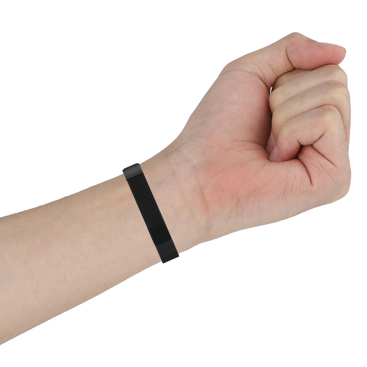 Eine menschliche Hand mit einem schwarzen Metallarmband am Handgelenk.