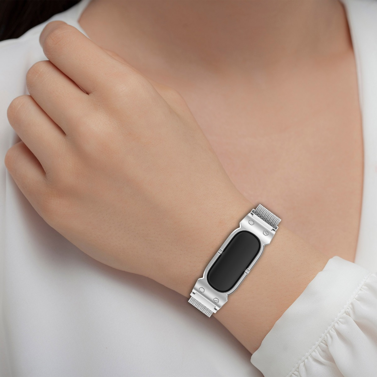 Eine silberne Uhr mit schwarzem Display an einem Handgelenk.