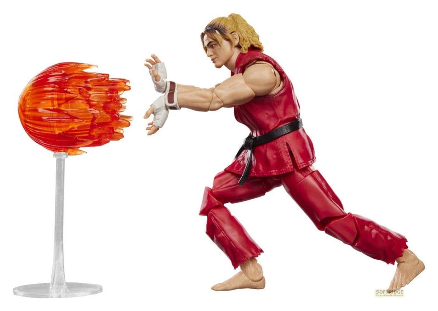 Eine Actionfigur in rotem Kampfsportanzug feuert eine orangefarbene Flammenkugel ab.