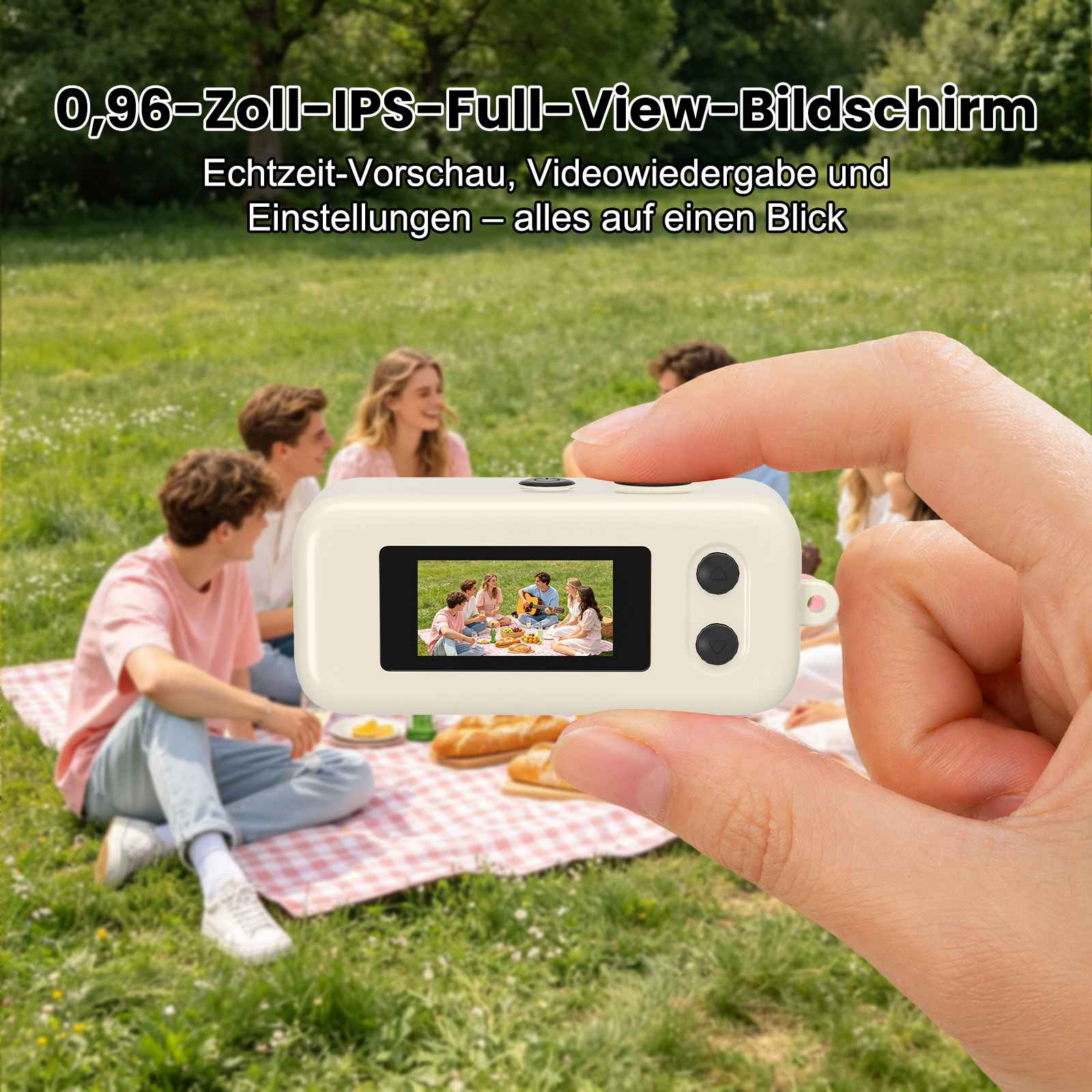 Eine Hand hält eine kleine Kamera, die eine Gruppe von Freunden beim Picknick zeigt.