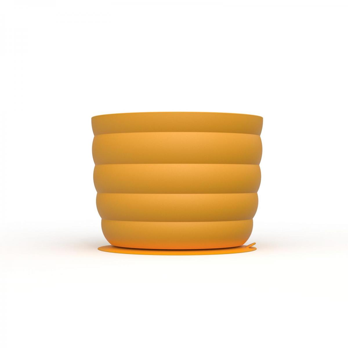 Ein orangefarbener Topf mit horizontalen Rillen auf einem weißen Hintergrund.