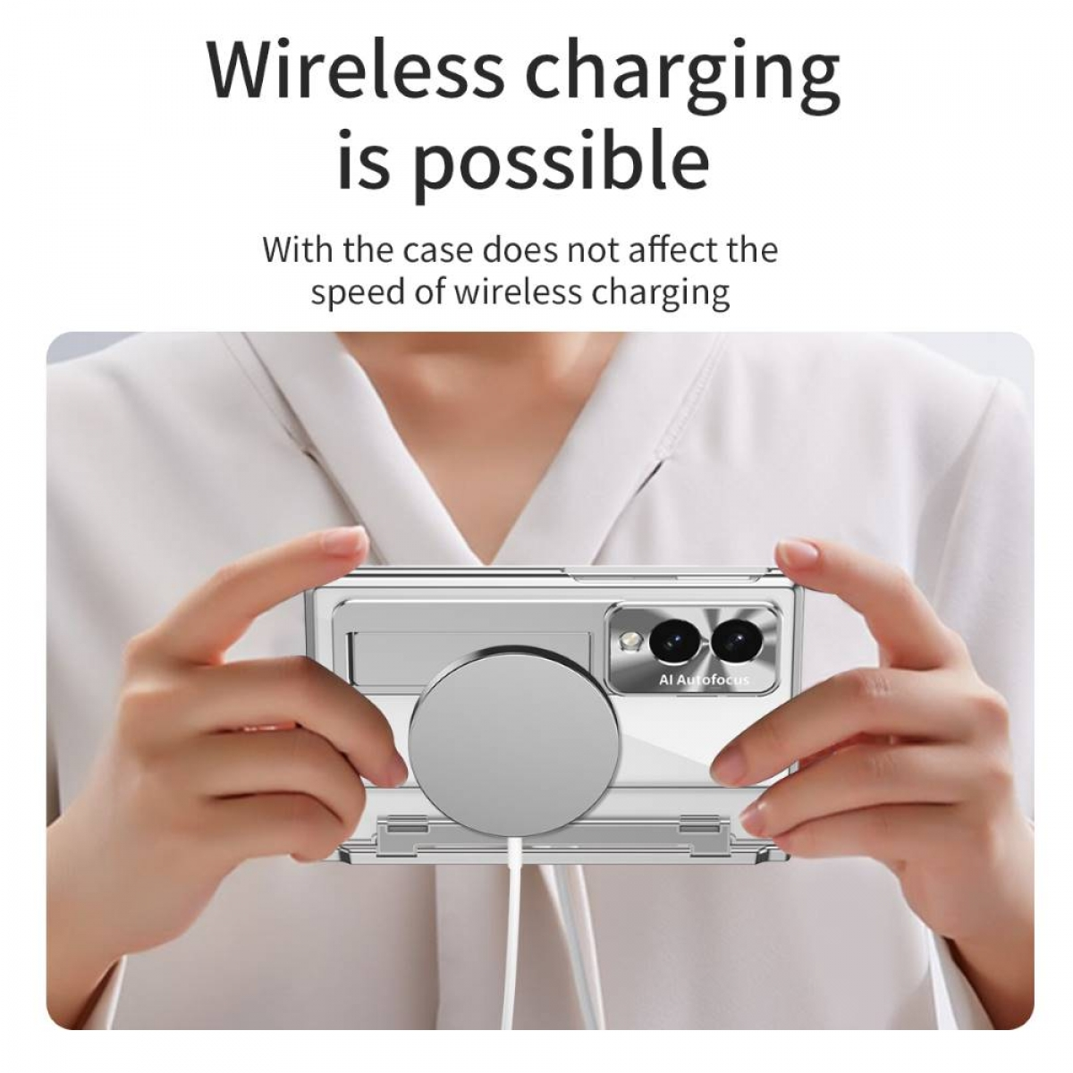 Eine Person hält ein Smartphone in einer transparenten Hülle mit einem kabellosen Ladegerät.