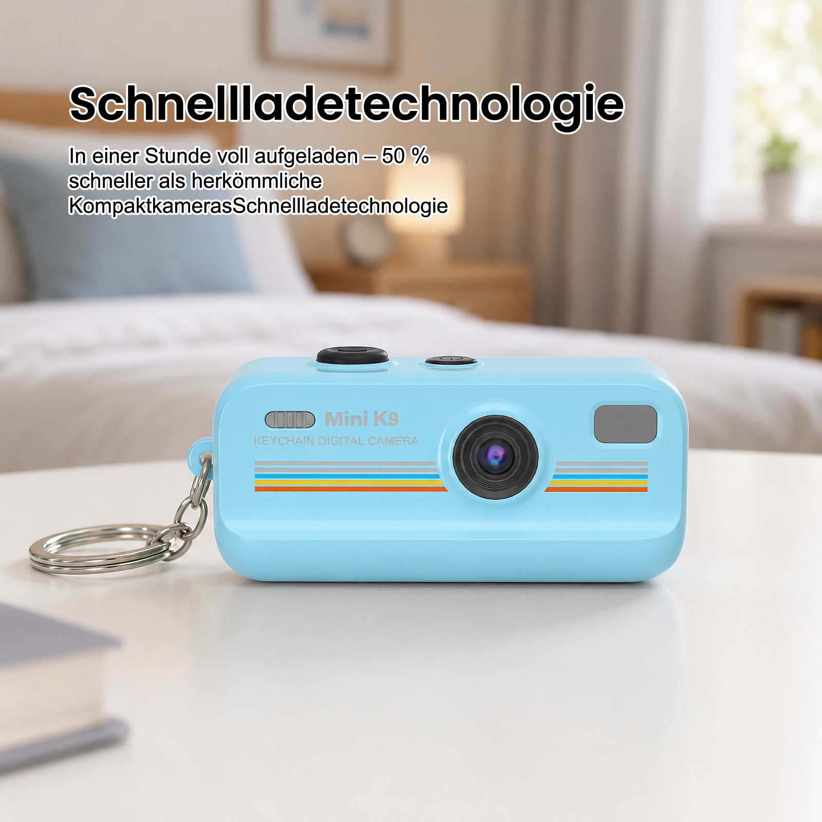 Eine blaue Mini K9 Digitalkamera mit Schlüsselring liegt auf einem Tisch.