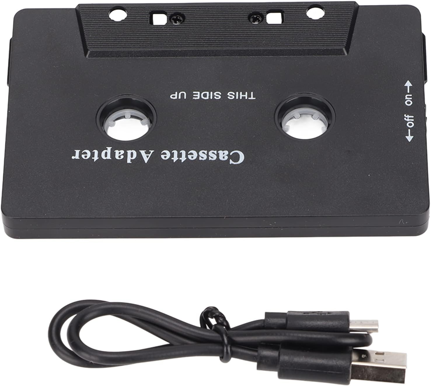 Schwarzer Kassettenadapter mit USB-Kabel, Text auf dem Adapter.