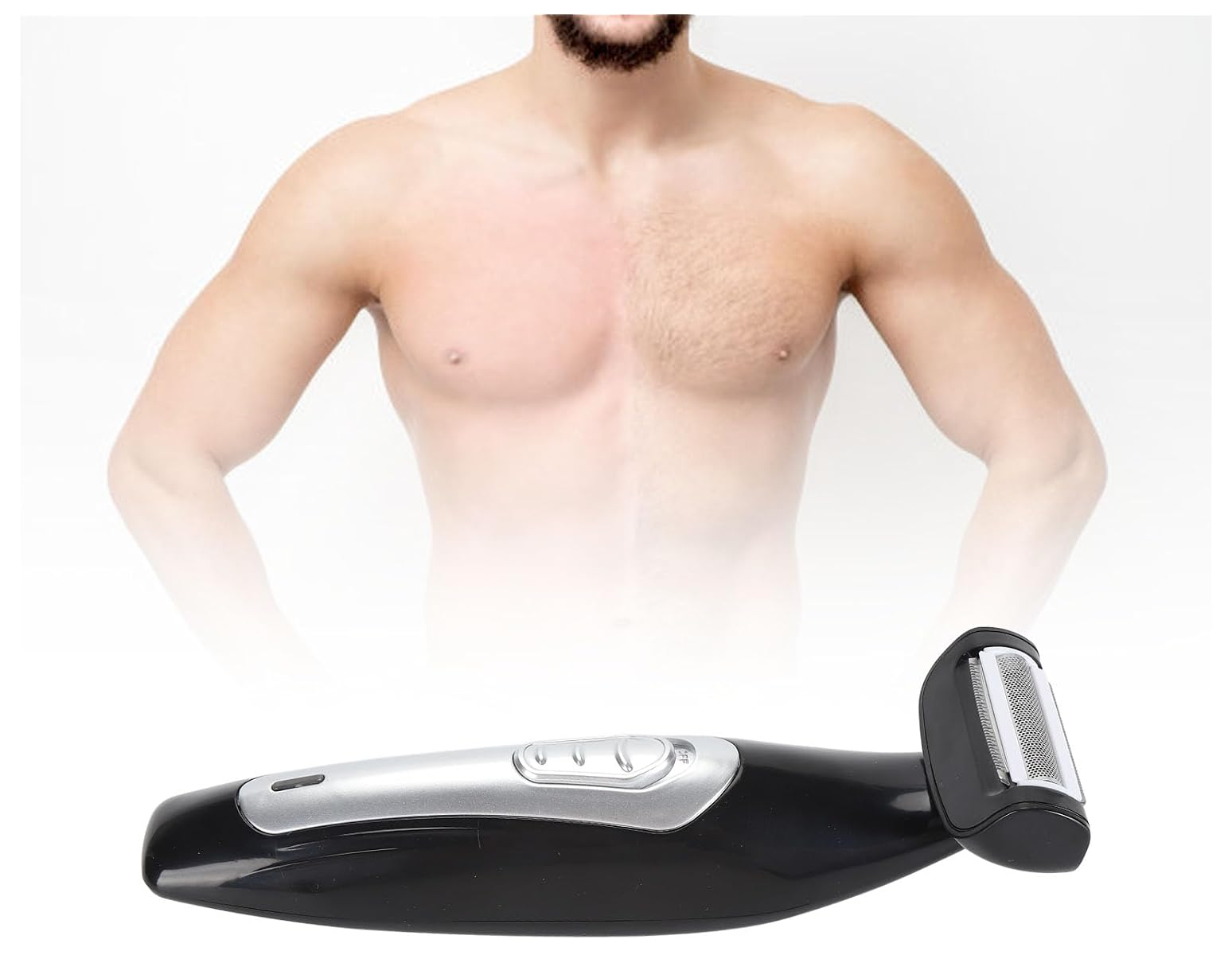 Ein Mann mit halb rasiertem Oberkörper und einem schwarzen Trimmer darunter.