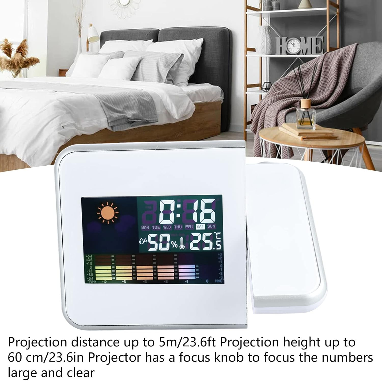 Digitaluhr mit Wetteranzeige auf einem Nachttisch neben einem Bett.