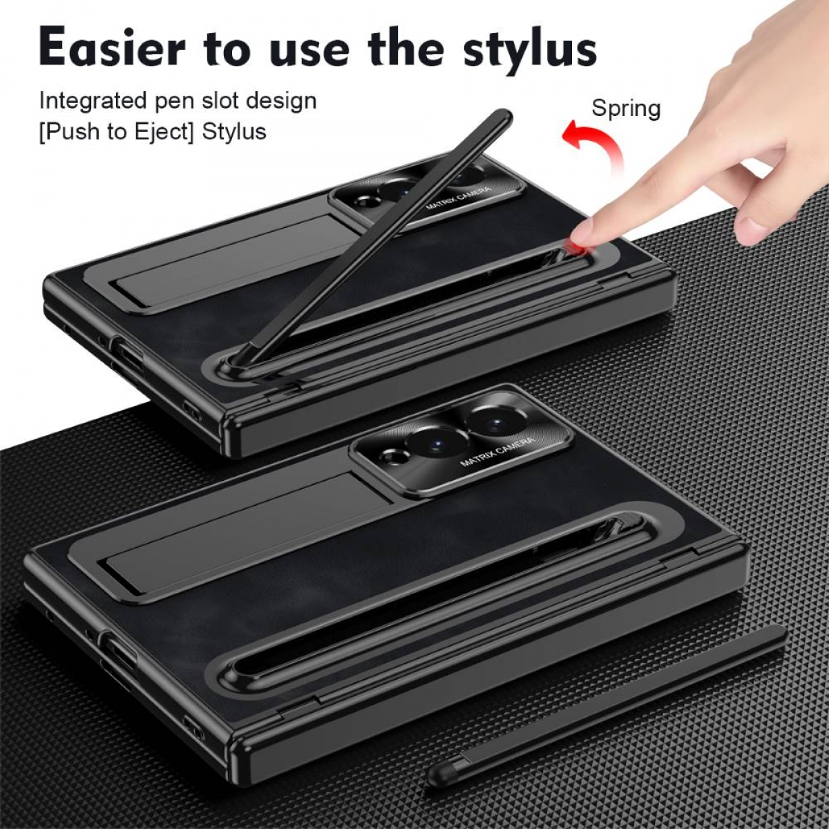 Schwarze Handyhülle mit integriertem Stifthalter. Ein Finger drückt, um den Stift auszuwerfen.
