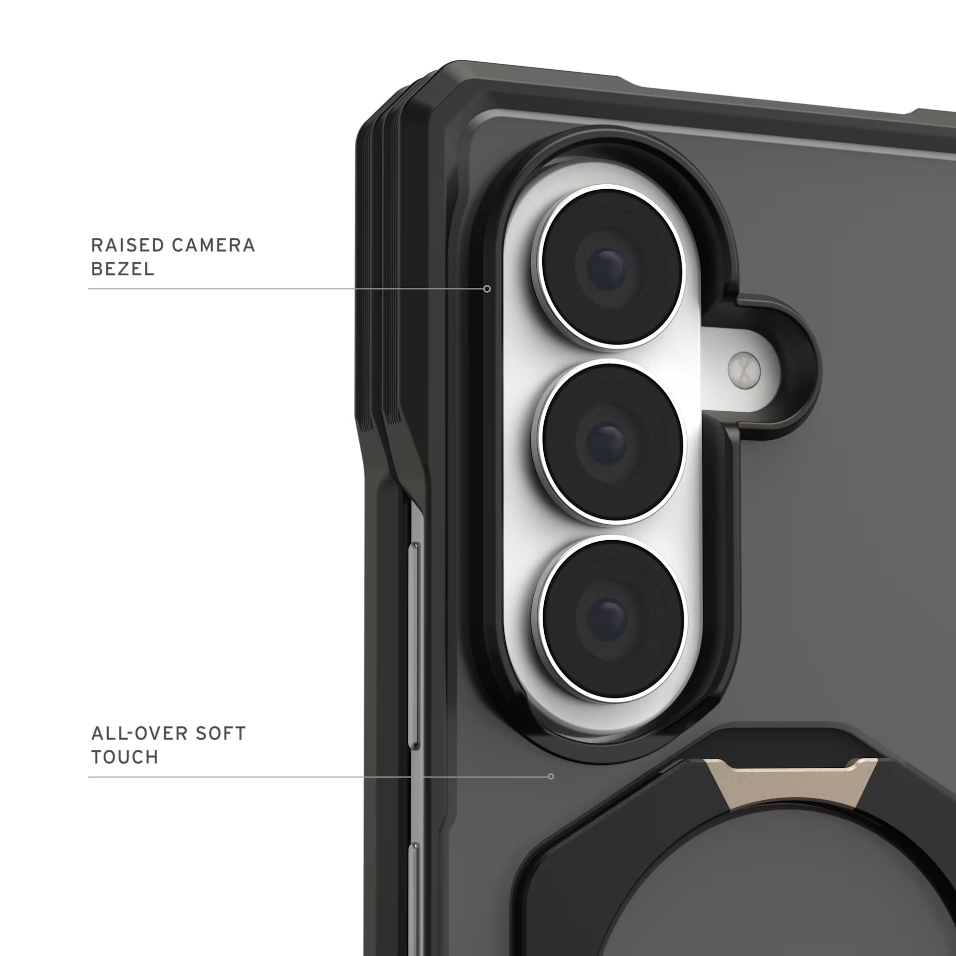 Primer plano de una funda de teléfono negra con un bisel de cámara elevado y textura suave al tacto, resaltando las lentes de la cámara.