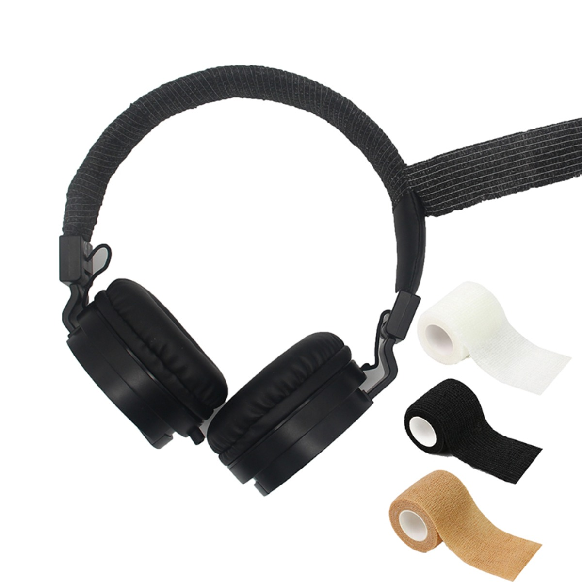 Cuffie nere con tre rotoli di nastro medico bianco, nero e beige.