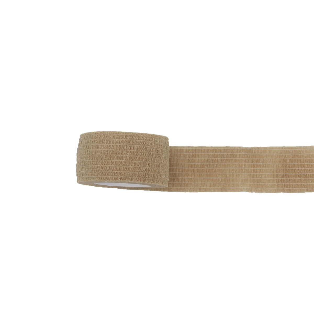 Una benda elastica beige arrotolata e srotolata su sfondo bianco.