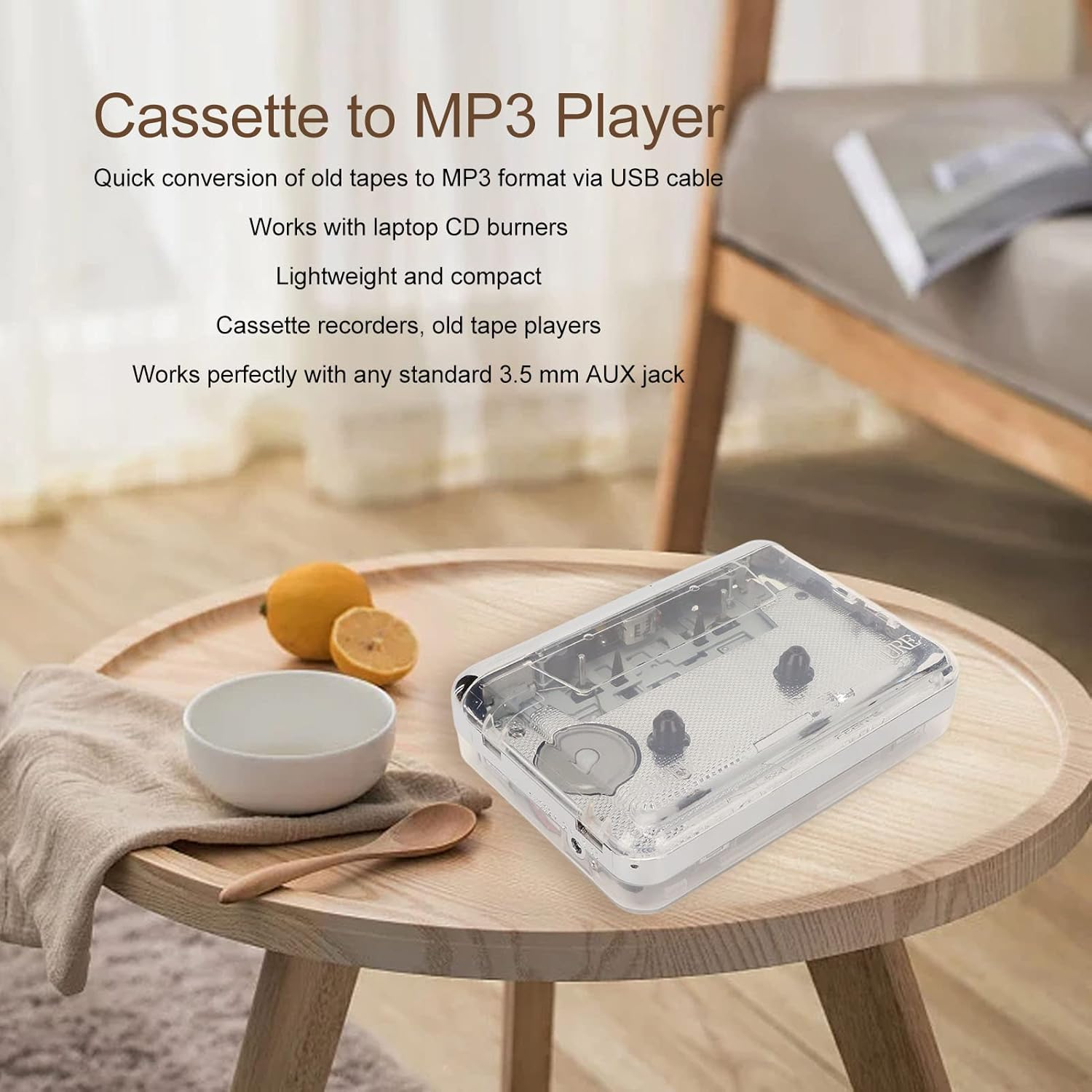 Ein klarer Kassetten-zu-MP3-Player steht auf einem Holztisch mit Zitronen und einer Schale.
