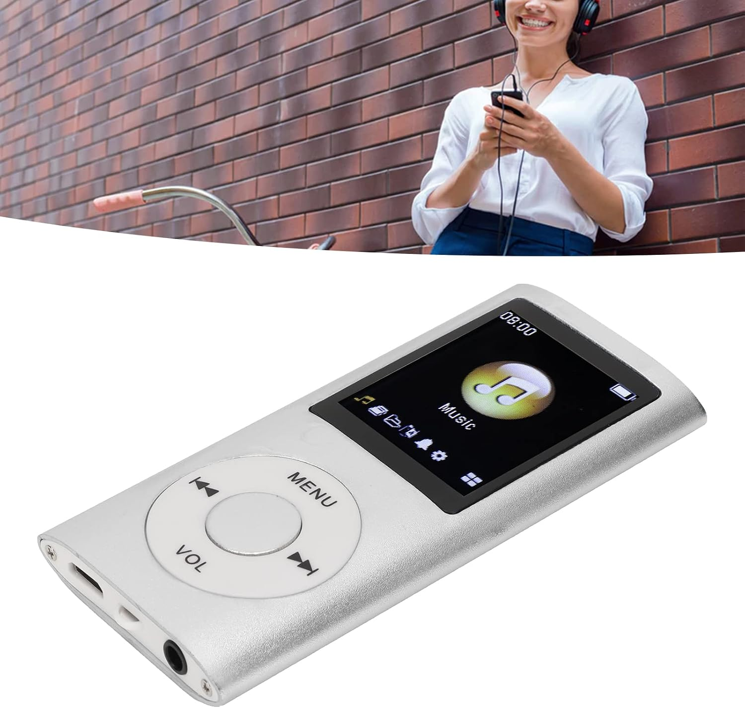 Silberner MP3-Player mit Musik-Symbol auf dem Bildschirm, neben einer lächelnden Frau mit Kopfhörern.