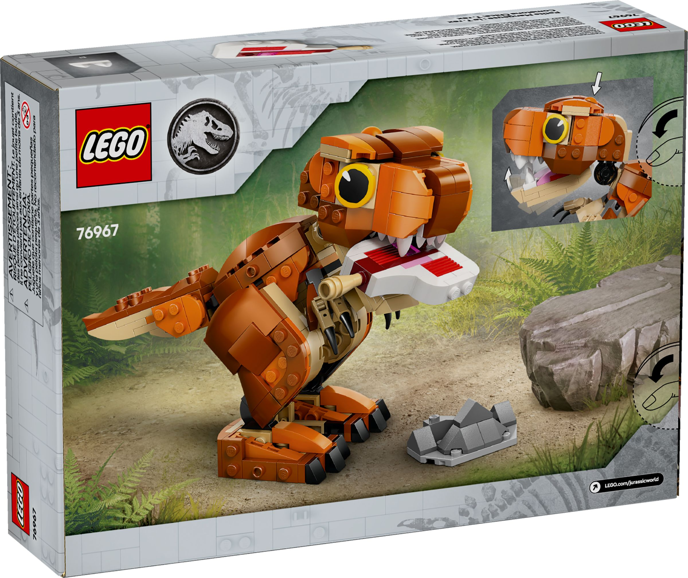 Ein brauner Lego-Dinosaurier mit gelben Augen und geöffnetem Maul steht auf einem felsigen Untergrund.