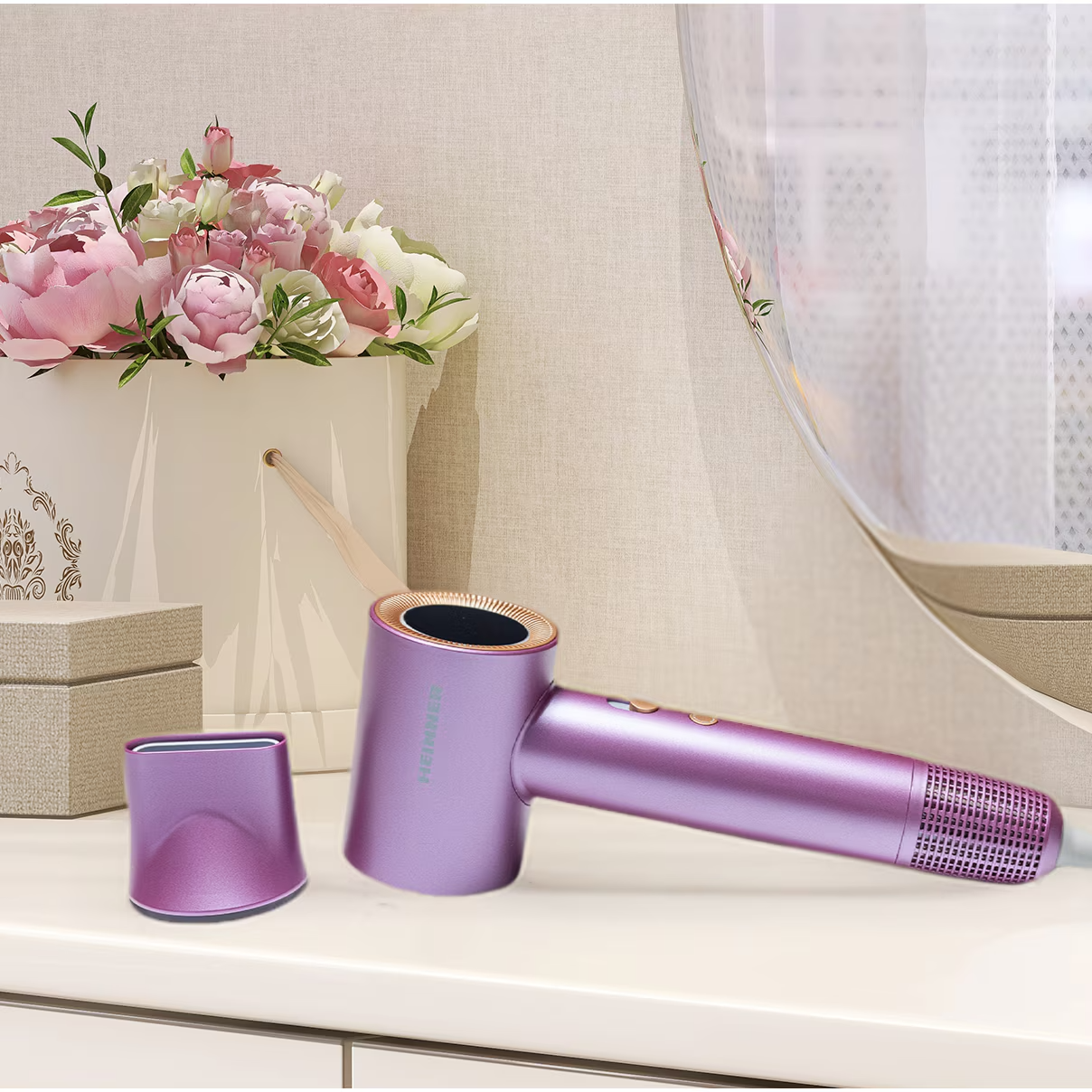 Ein violetter Haartrockner und seine Düse stehen neben einem Blumenstrauß in Rosa- und Weißtönen auf einem Regal.