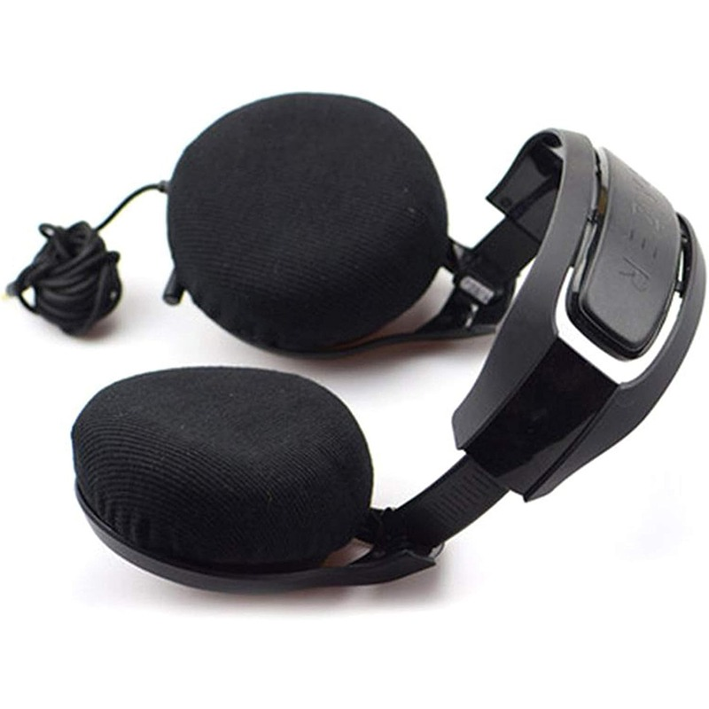 Schwarze Kopfhörer mit Stoff-Ohrpolstern und einem verdrehten Kabel.