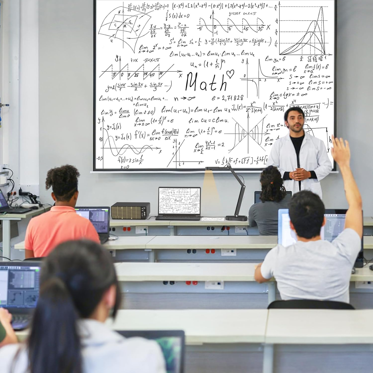 Ein Lehrer steht vor einer Leinwand mit mathematischen Formeln und Diagrammen.