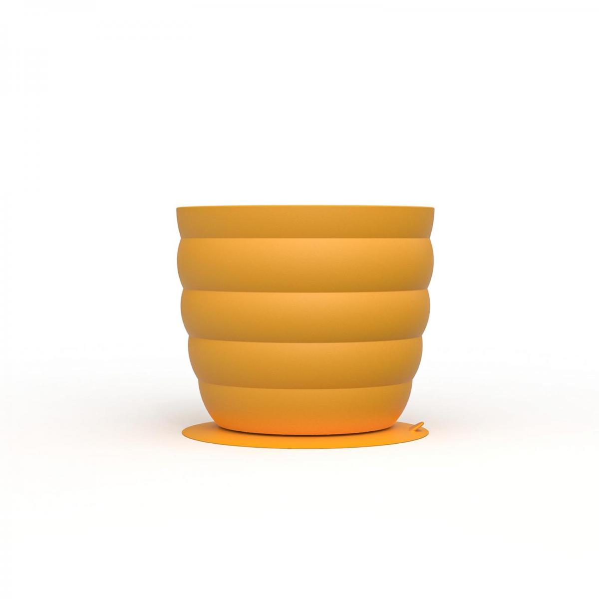 Ein oranger Becher mit horizontalen Rillen, auf einer Untertasse.
