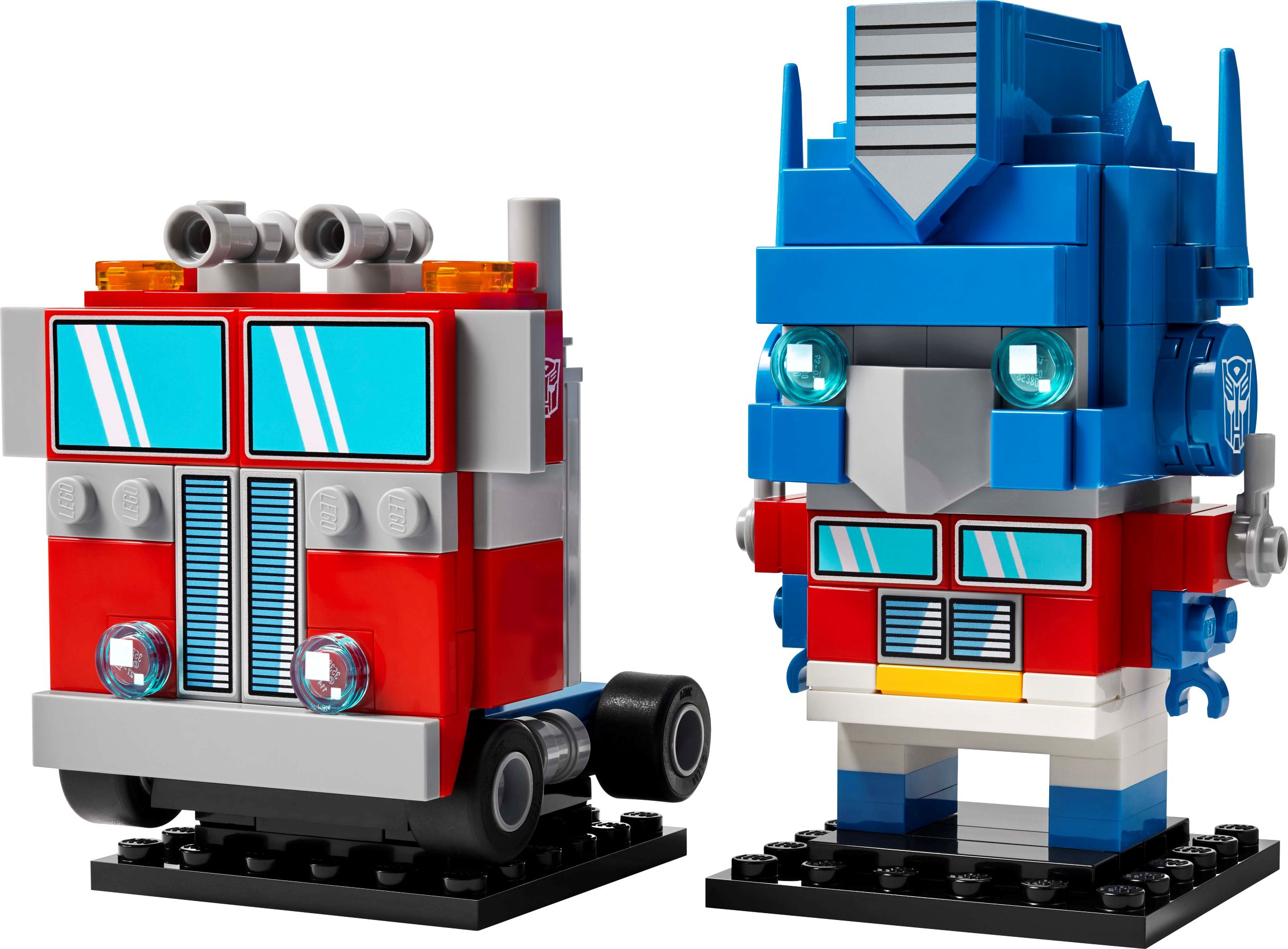 Zwei Lego-Transformer: ein roter LKW und ein blauer Roboter.