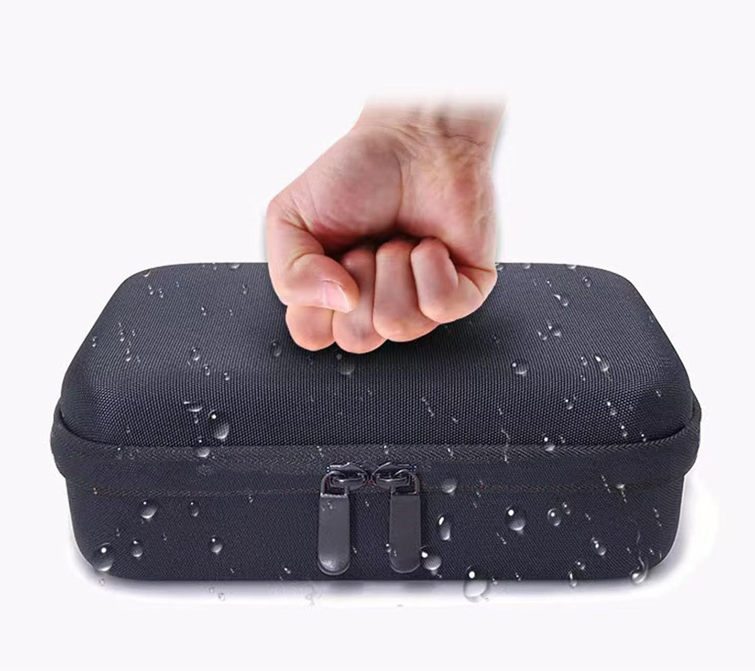 Eine Hand hält ein schwarzes, rechteckiges, mit Wassertropfen bedecktes Etui vor weißem Hintergrund.