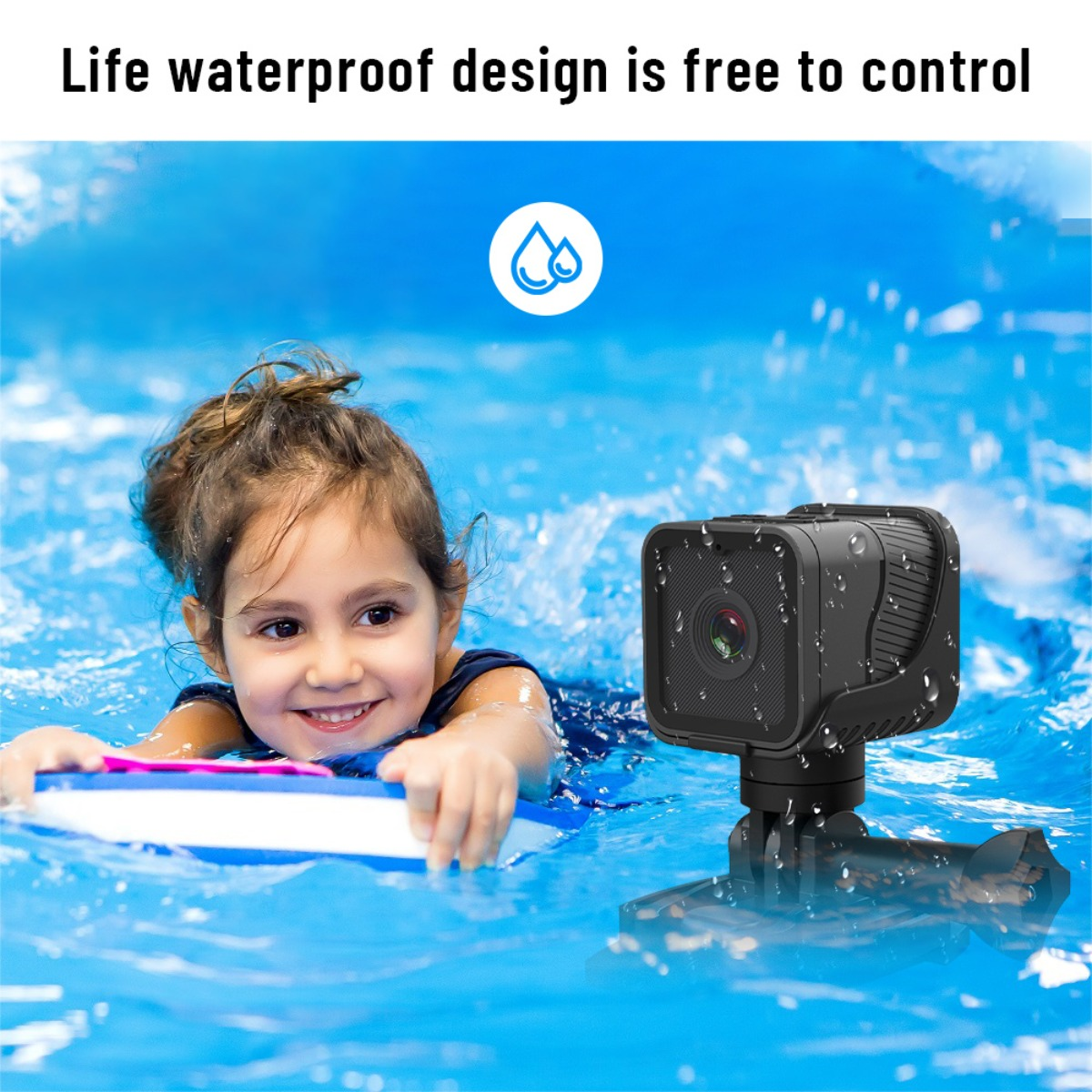 Un bambino nuota in piscina con una fotocamera impermeabile.
